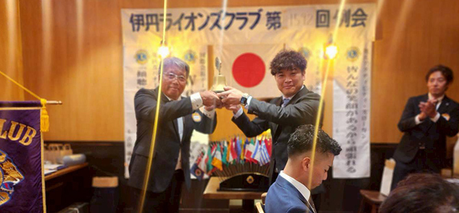 第1592回初例会 入会式　ゴングの引継ぎ